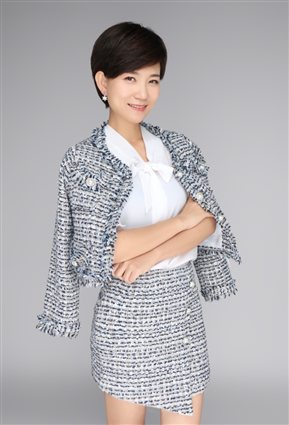 说明: 女人穿着裙子微笑&#xA;&#xA;描述已自动生成